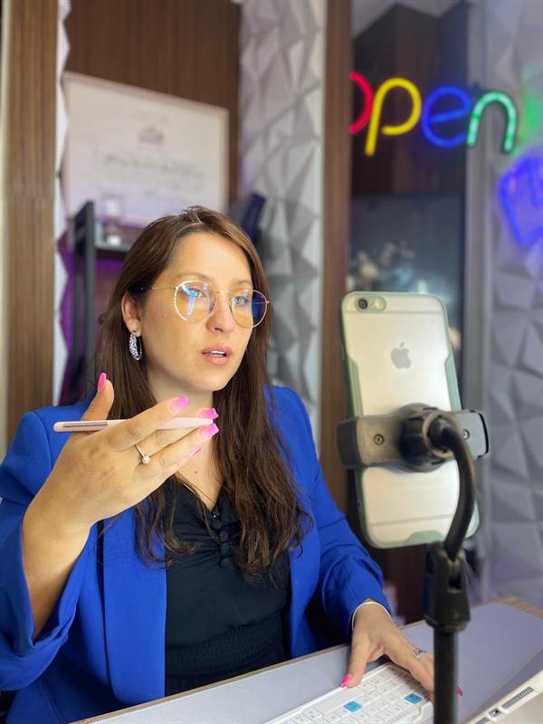 Abogada Daniela Salina Reyes atendiendo en línea desde su oficina